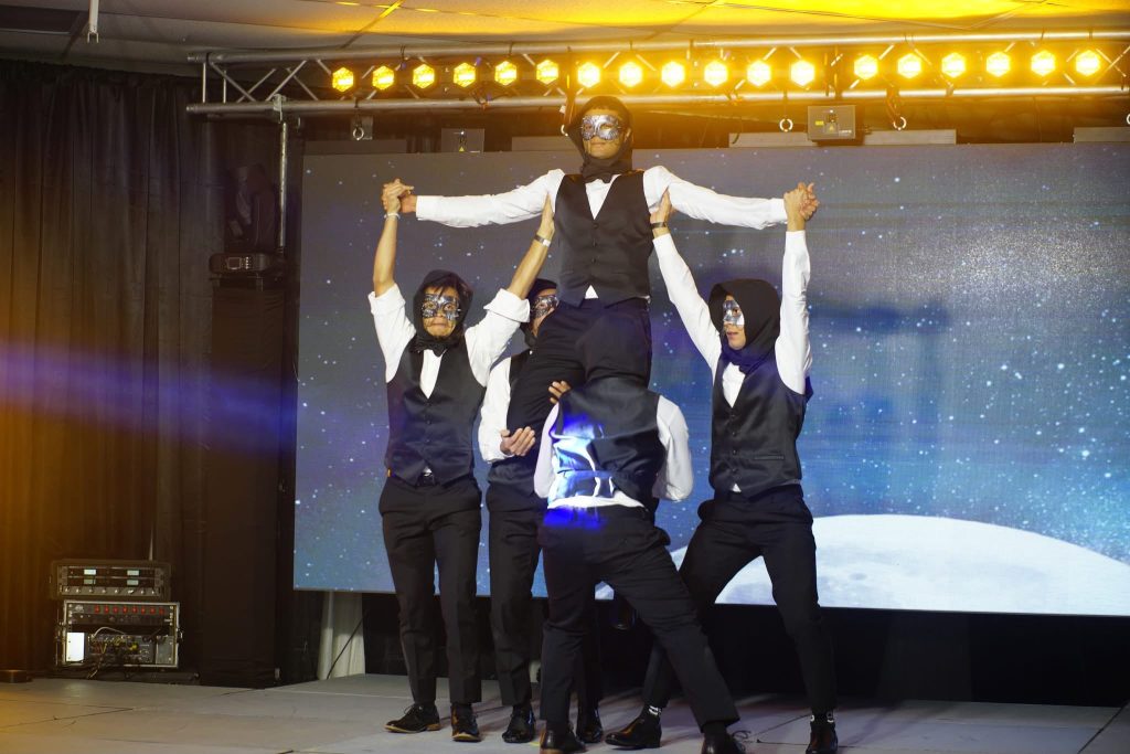 Presentación grupal de bailarines durante una gala de Jaramillos Latin Dance Academy